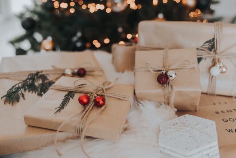 lore-schodts-bNPIoil02tU-unsplash | Pine and Oak Pine and Oak Christmas gift guide